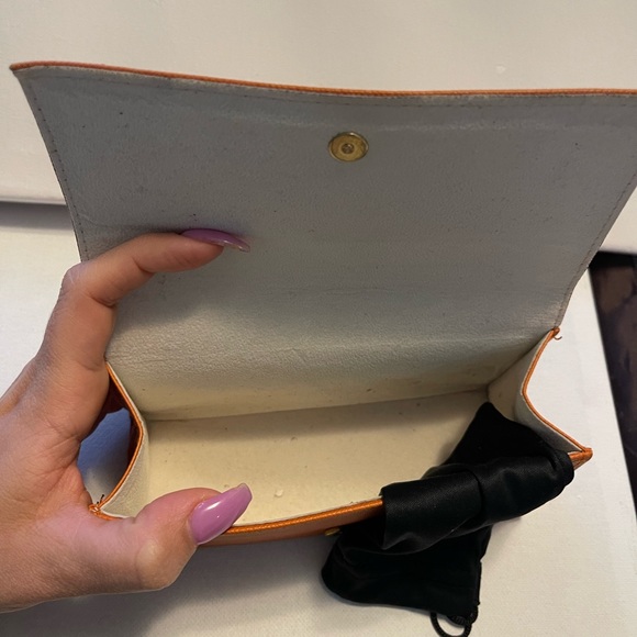 Tory Burch Glasses Case
Pre-owned good condition - Picture 3 of 6